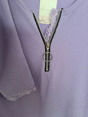 Striped blouse with a zipper, lace at the neckline of the sleeves - Violet - Blouses
