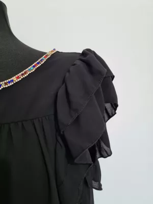 Bluzka z falbanką na rękawkach i ozdobnymi cekinami czarna - Bluzki