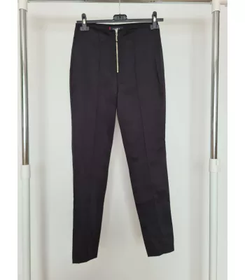 Trousers 3/4 length fastened with a decorative zipper - Black