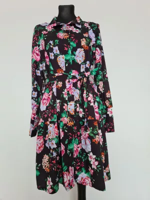 Dress with flowers fastened with buttons and tied at the waist - Black - Dresses