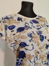 T-shirt T-shirt with a floral motif in blue - white