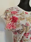 T-shirt T-shirt with a red floral motif