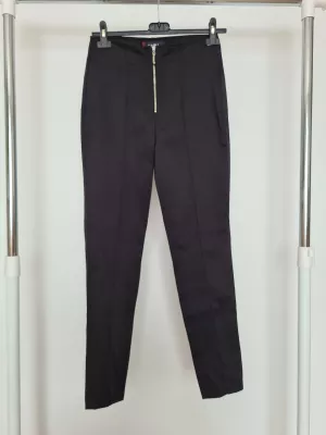 Trousers 3/4 length fastened with a decorative zipper - Black - Pants